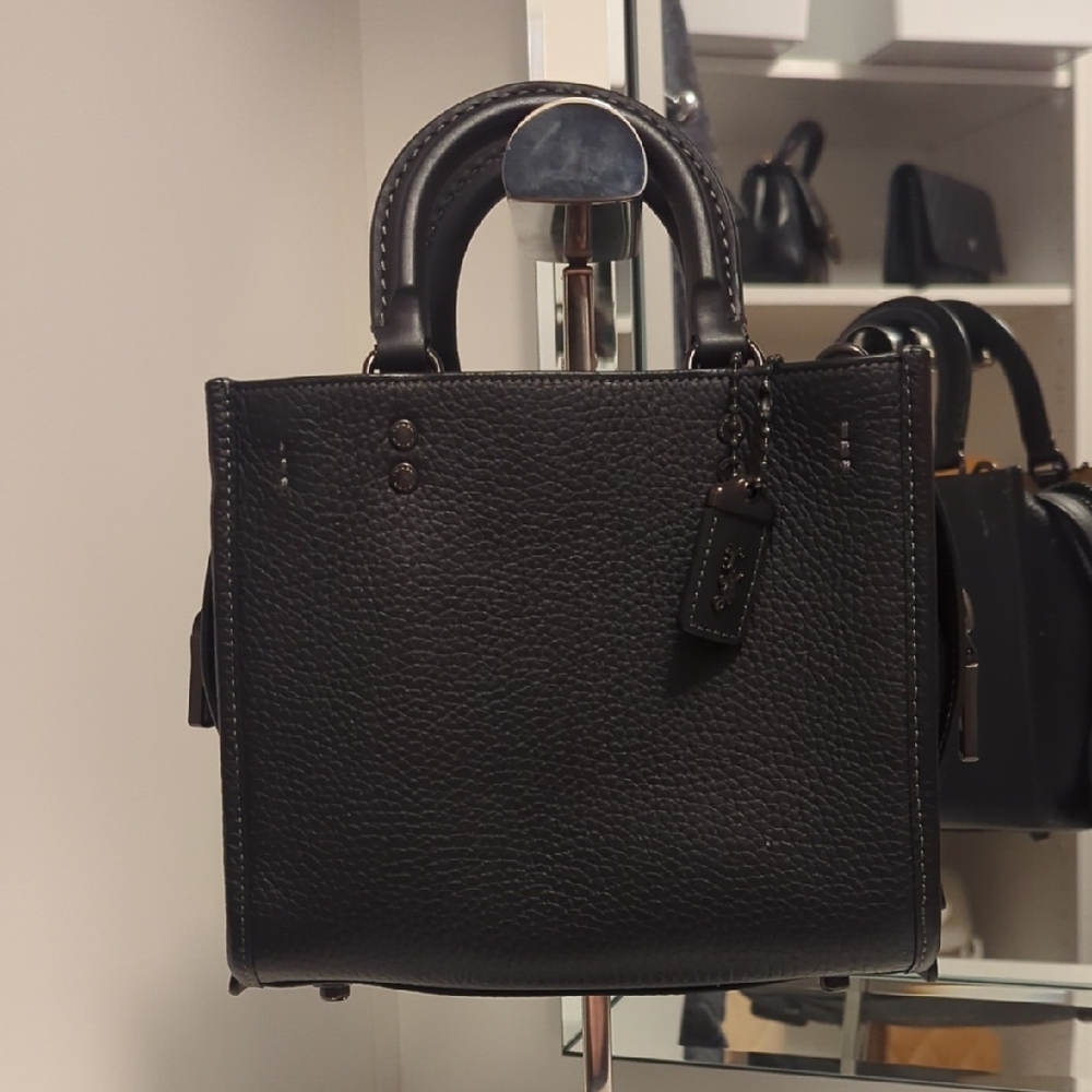 Rogue 20 In Black Regenerative Leather, Gunmetal/Pewter Hardware